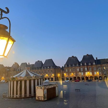 Suites Mana - Matahina Avec Vue Superbe Sur La Place Ducale Et Parking Prive Inclus Charleville-Mézières Buitenkant foto