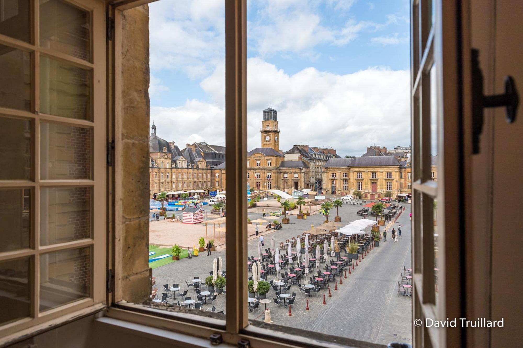 Suites Mana - Matahina Avec Vue Superbe Sur La Place Ducale Et Parking Prive Inclus Charleville-Mézières Buitenkant foto