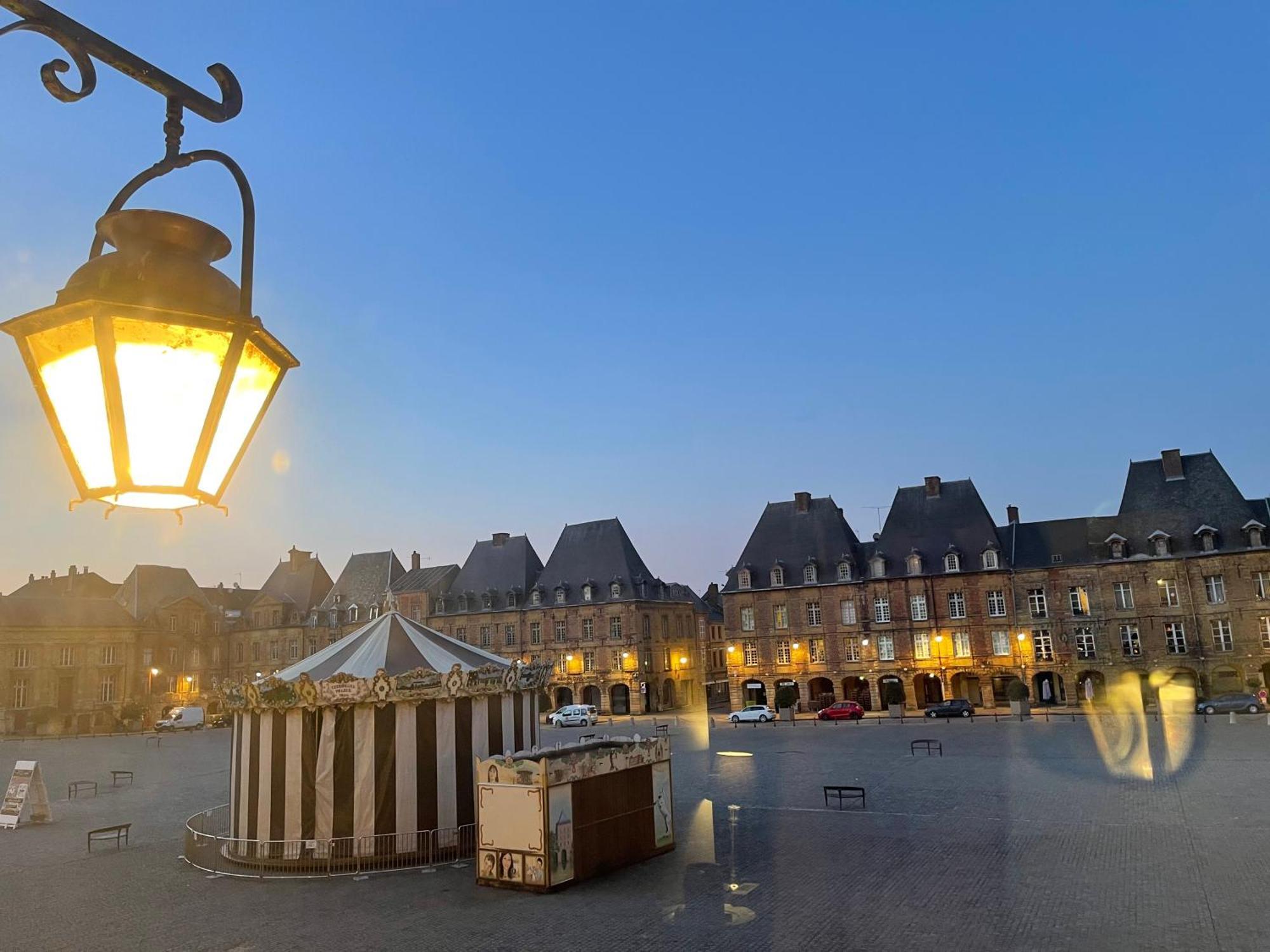 Suites Mana - Matahina Avec Vue Superbe Sur La Place Ducale Et Parking Prive Inclus Charleville-Mézières Buitenkant foto